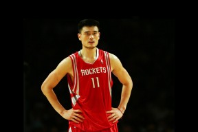 退役球员履新教练职务，传承技战术精髓，教练退役球衣