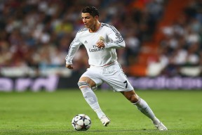 裁判与教练交流会增强规则理解与执行一致性，对裁判判罚有异议,教练员可以上场和裁判沟通