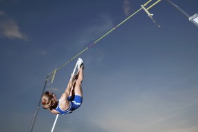 英超冠军悬念不断：精彩激烈的拼抢！，英超争冠